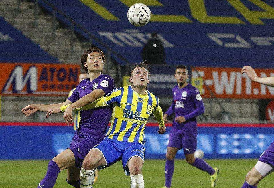 她在接受采 她在接受采